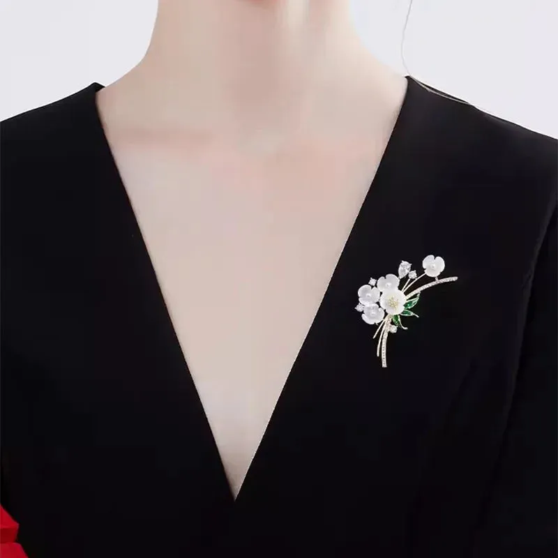 New Delicate Floral Brooch Pin Unisex High-end Feminine Pearl Corsage Luxury Design White Crystal Pins Rhinestone Accessories