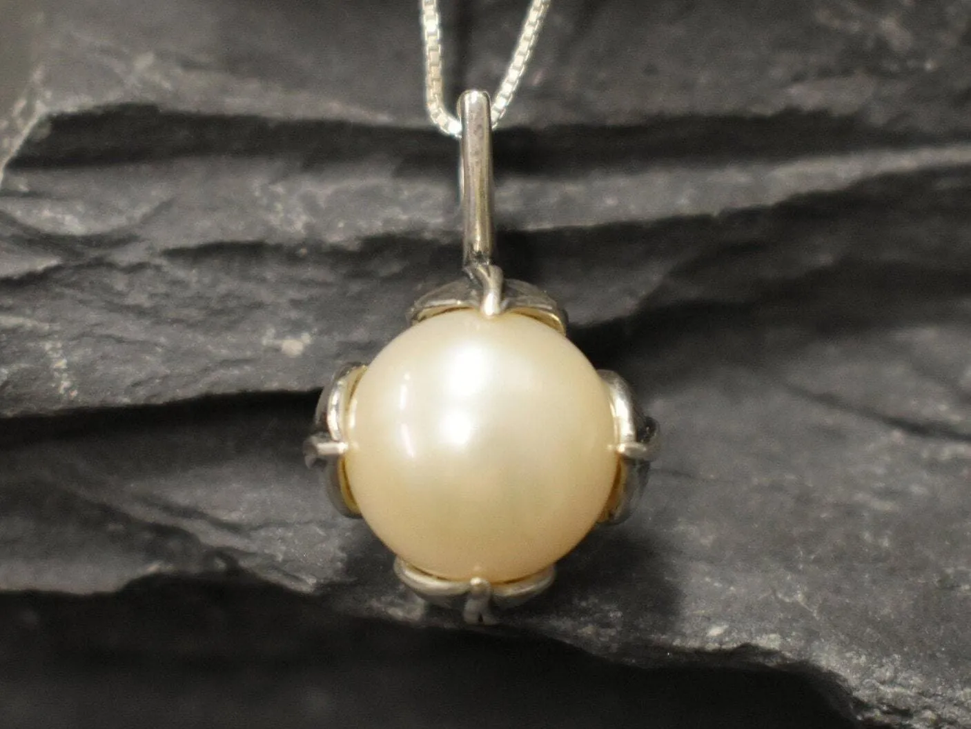 White Pearl Pendant - Bridal Pearl Necklace - Vintage Leaf Necklace