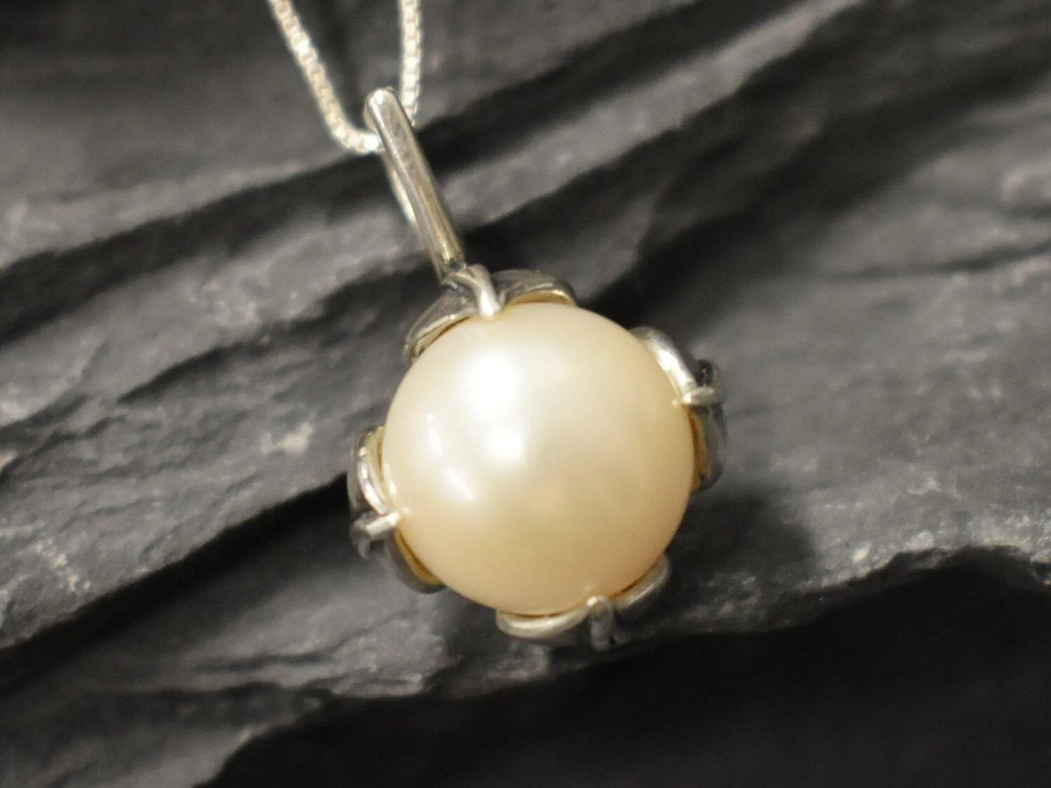 White Pearl Pendant - Bridal Pearl Necklace - Vintage Leaf Necklace
