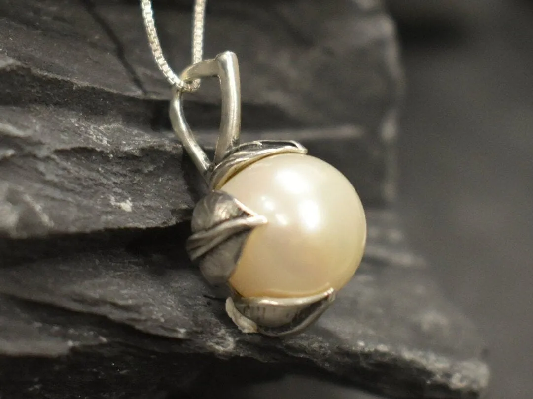 White Pearl Pendant - Bridal Pearl Necklace - Vintage Leaf Necklace